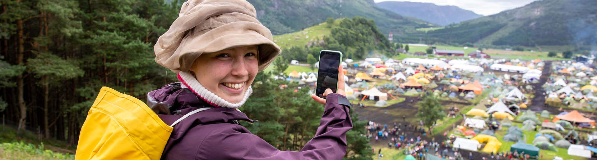 Speider som fotograferer med mobilen,